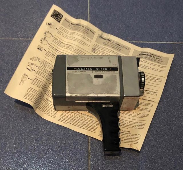 Cámara tomavistas Súper 8 Halina. Con su estuche