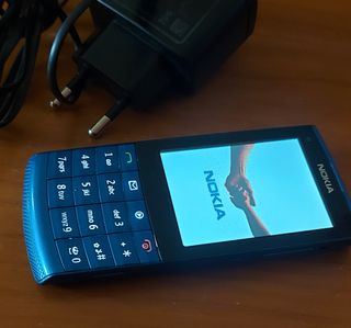 Nokia x3 tactil . Movistar , con cargador .