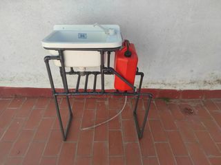 lavabo con grifo bomba de agua depósito y estructu