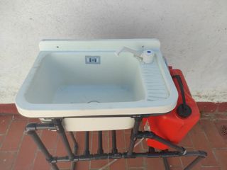 lavabo con grifo bomba de agua depósito y estructu
