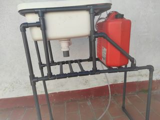 lavabo con grifo bomba de agua depósito y estructu
