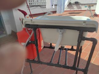 lavabo con grifo bomba de agua depósito y estructu