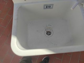 lavabo con grifo bomba de agua depósito y estructu