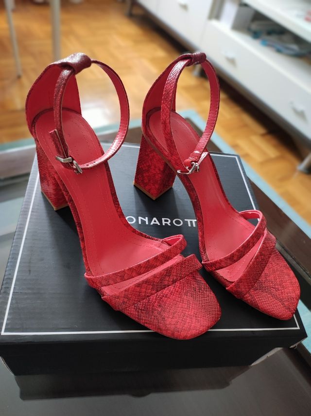 sandalias coral de Bershka