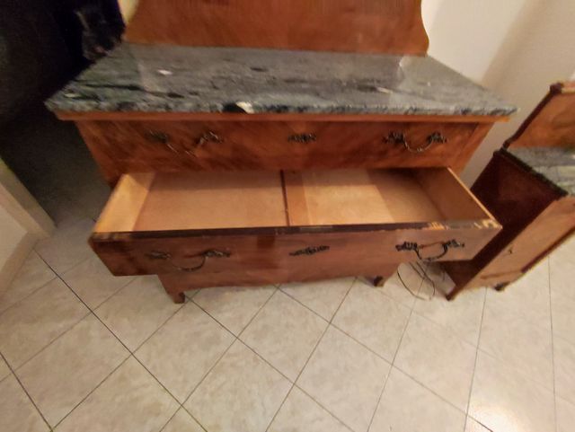 Comò antico e specchiera