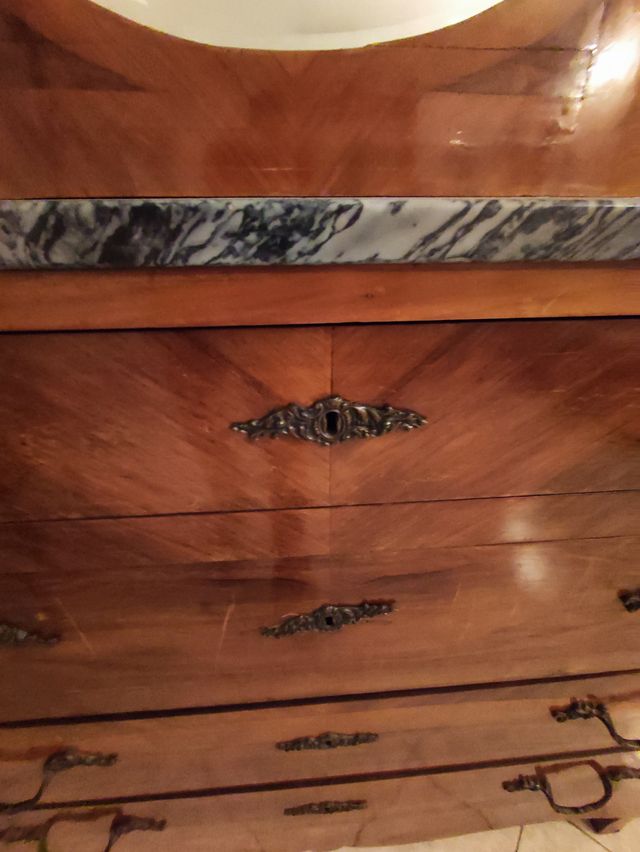 Comò antico e specchiera