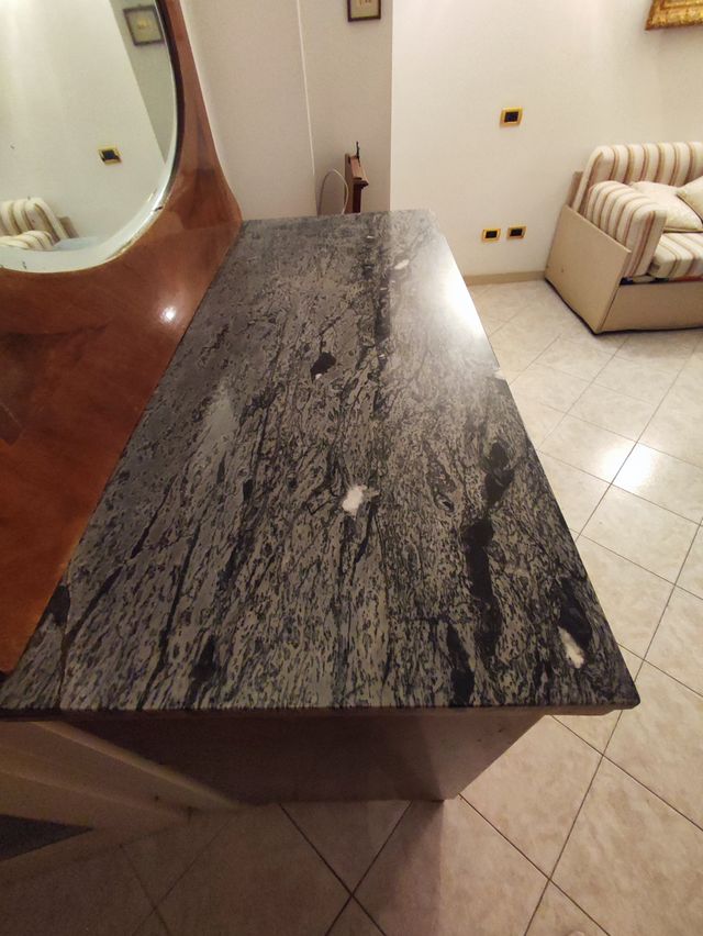 Comò antico e specchiera