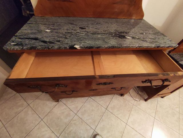 Comò antico e specchiera