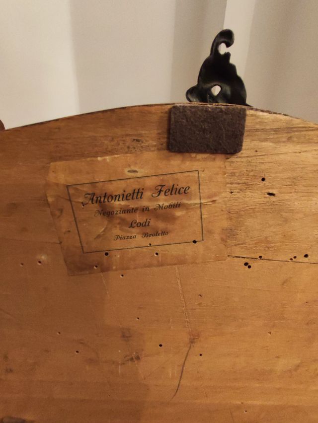 Comodino antico con piano in marmo nero