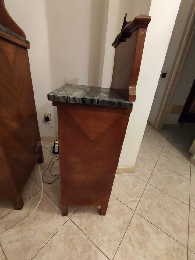 Comodino antico con piano in marmo nero