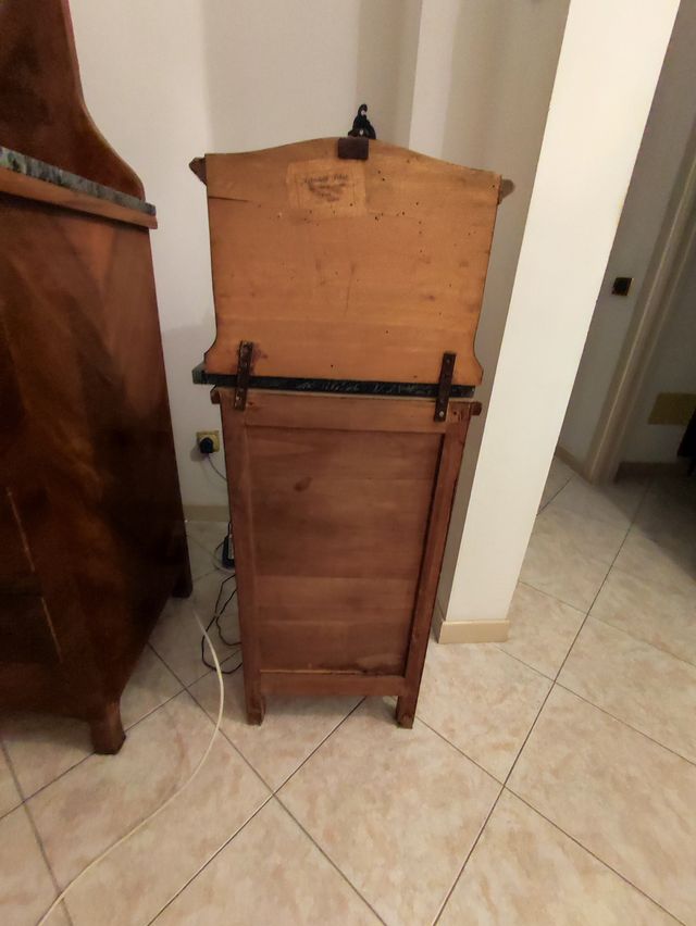 Comodino antico con piano in marmo nero