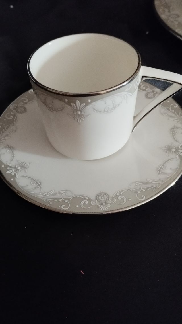 Servizio piatti e caffè x 12 Mikasa