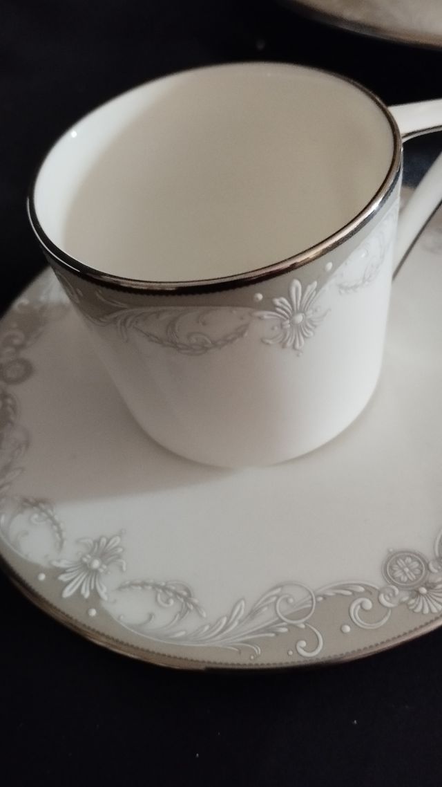 Servizio piatti e caffè x 12 Mikasa