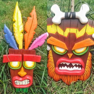 Máscara UKA UKA Crash Bandicoot en madera.