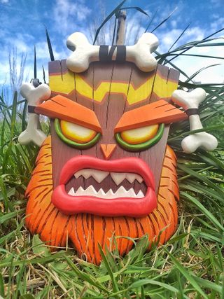 Máscara UKA UKA Crash Bandicoot en madera.