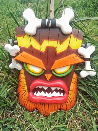 Máscara UKA UKA Crash Bandicoot en madera.