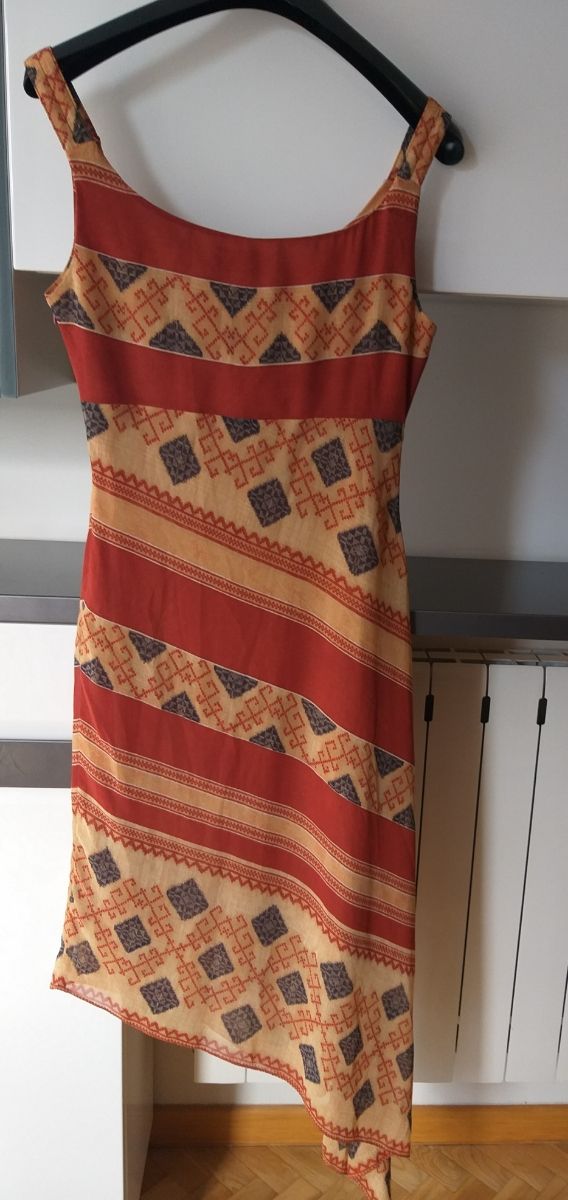 Vestido bajo asimétrico tirantes