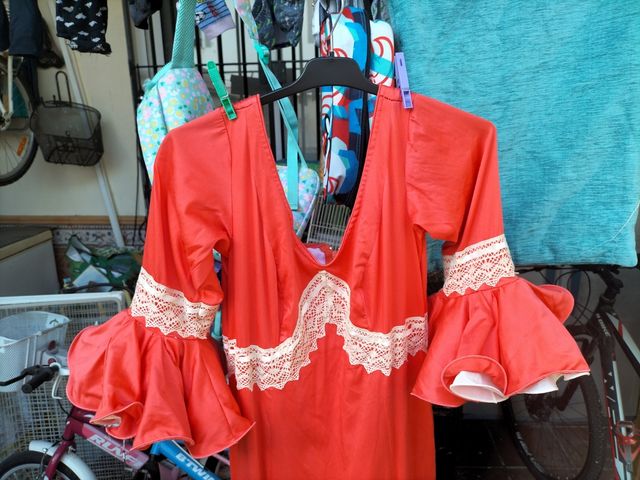 traje de flamenca coral .Talla 42 tiene licra.