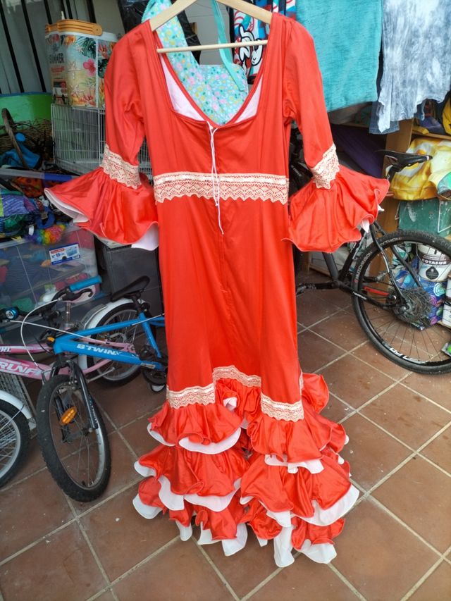 traje de flamenca coral .Talla 42 tiene licra.