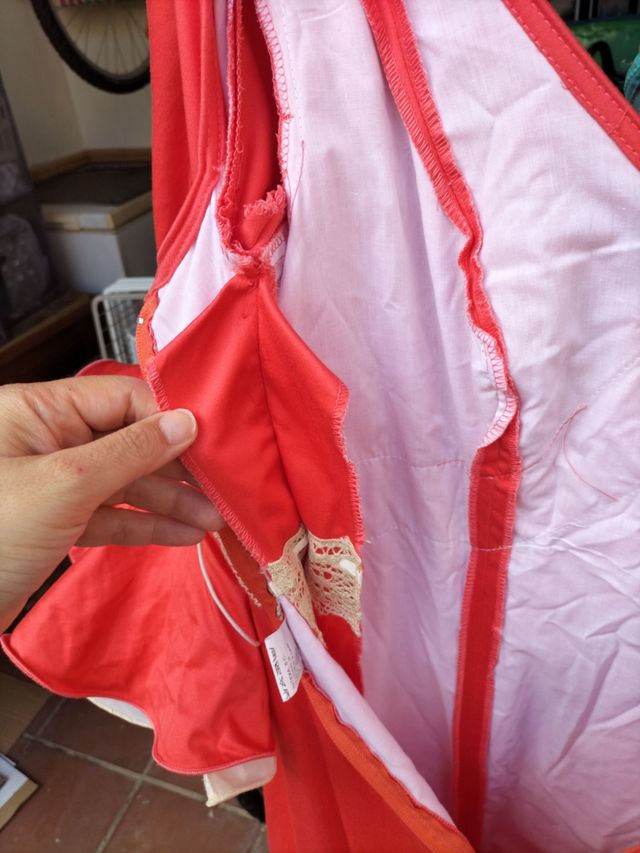 traje de flamenca coral .Talla 42 tiene licra.