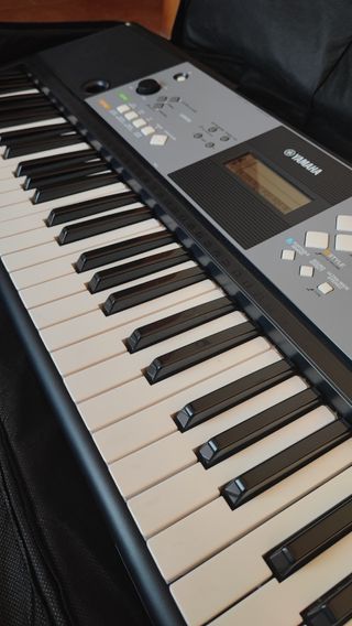 Teclado Yamaha PSR E233