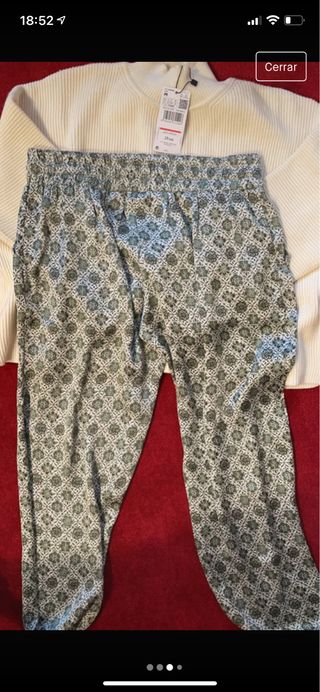 Pantalón estampado y jersey oversize beig