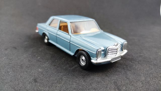 Mercedes-Benz 240 D de Corgi Toys w114