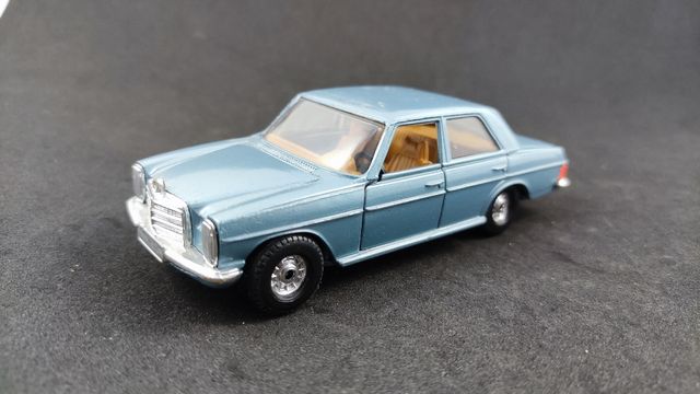Mercedes-Benz 240 D de Corgi Toys w114