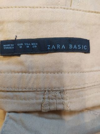 falda con pliegues y bolsos