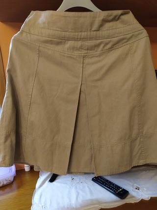 falda con pliegues y bolsos