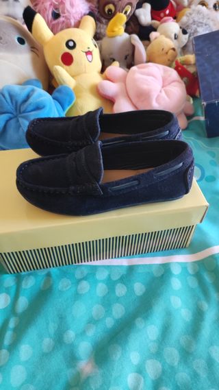 Zapatos de vestir nuevos para niño