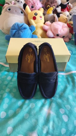 Zapatos de vestir nuevos para niño