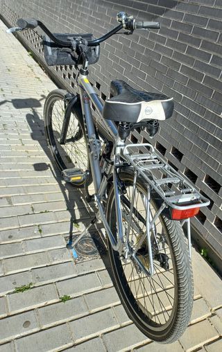 BICICLETA DE PASEO MARCA BOSE CON ACCESORIOS