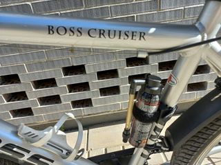 BICICLETA DE PASEO MARCA BOSE CON ACCESORIOS