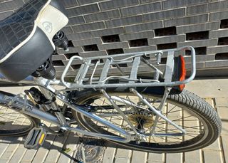 BICICLETA DE PASEO MARCA BOSE CON ACCESORIOS