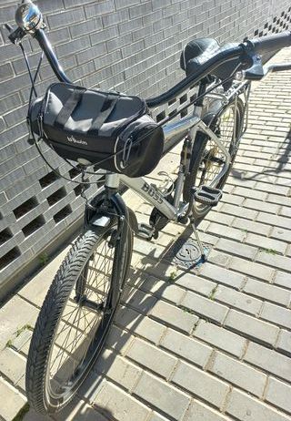 BICICLETA DE PASEO MARCA BOSE CON ACCESORIOS