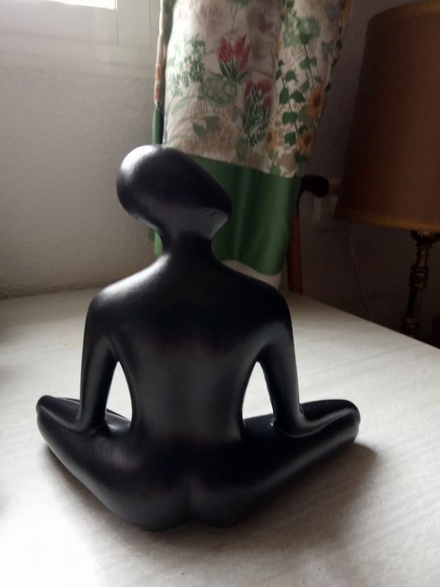 Escultura Cerámica mujer postura yoga