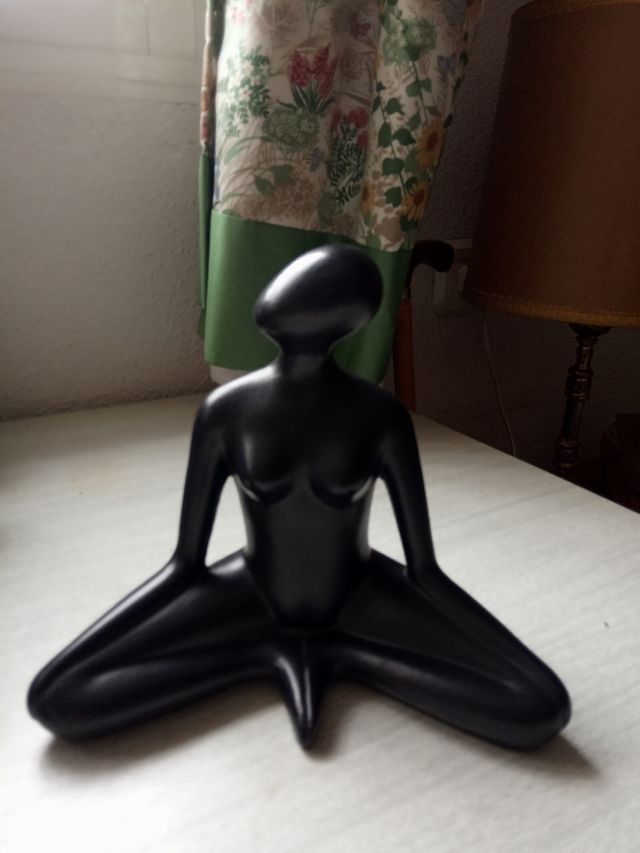 Escultura Cerámica mujer postura yoga
