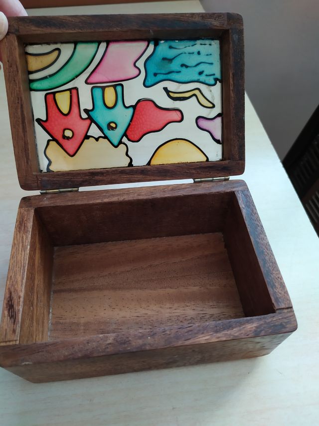 CAJA MADERA, TAPA CRISTAL DE COLORES, DIBUJO PUEBL