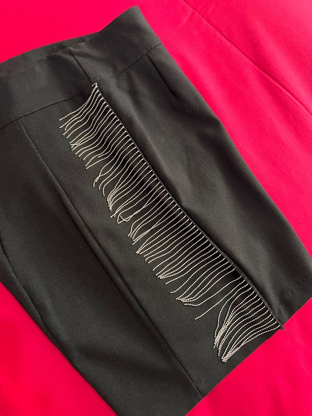 Falda negra con detalle cadena