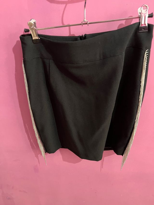 Falda negra con detalle cadena