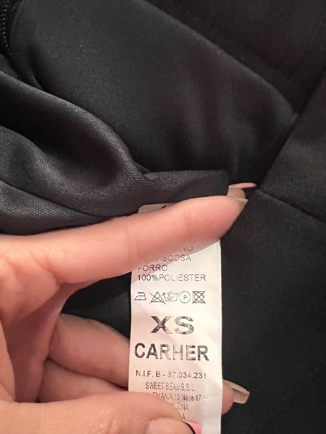 Falda negra con detalle cadena