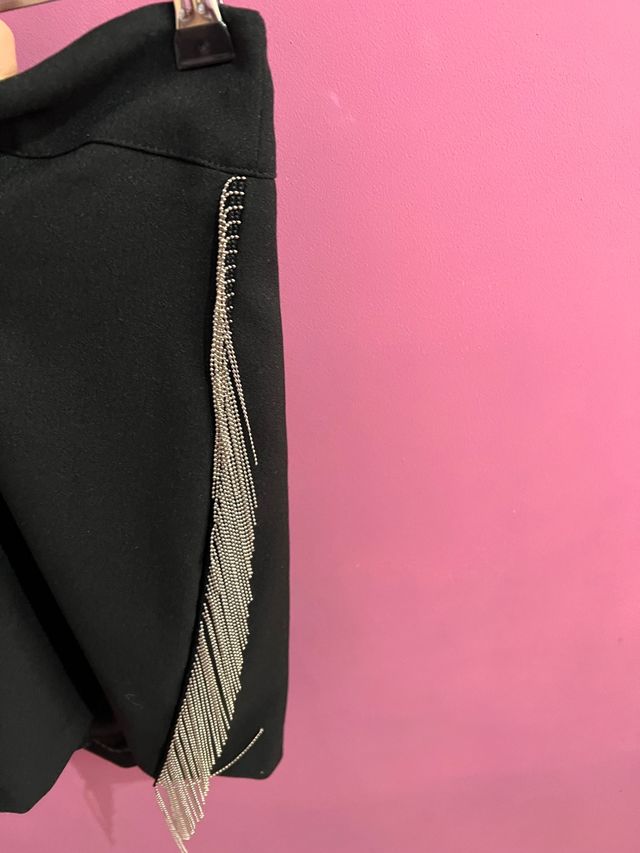 Falda negra con detalle cadena