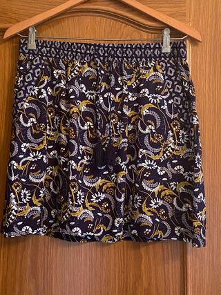 Falda corta con vuelo estampada