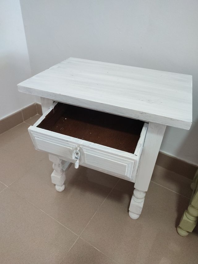 mesita de noche castellana