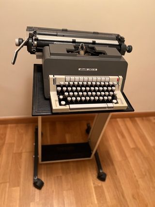 Máquina de escribir Olivetti Línea 98 carro largo