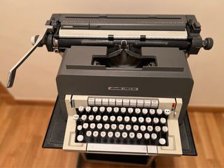 Máquina de escribir Olivetti Línea 98 carro largo