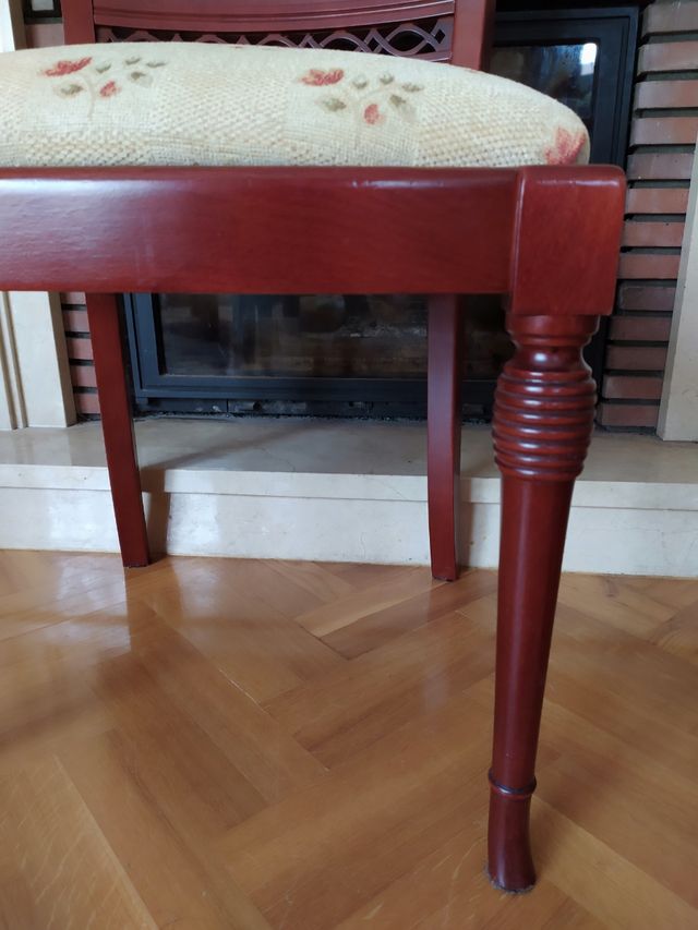 Silla clásica tapizada de madera