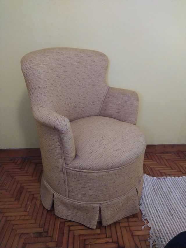 butaca descalzadora tapizada en amarillo