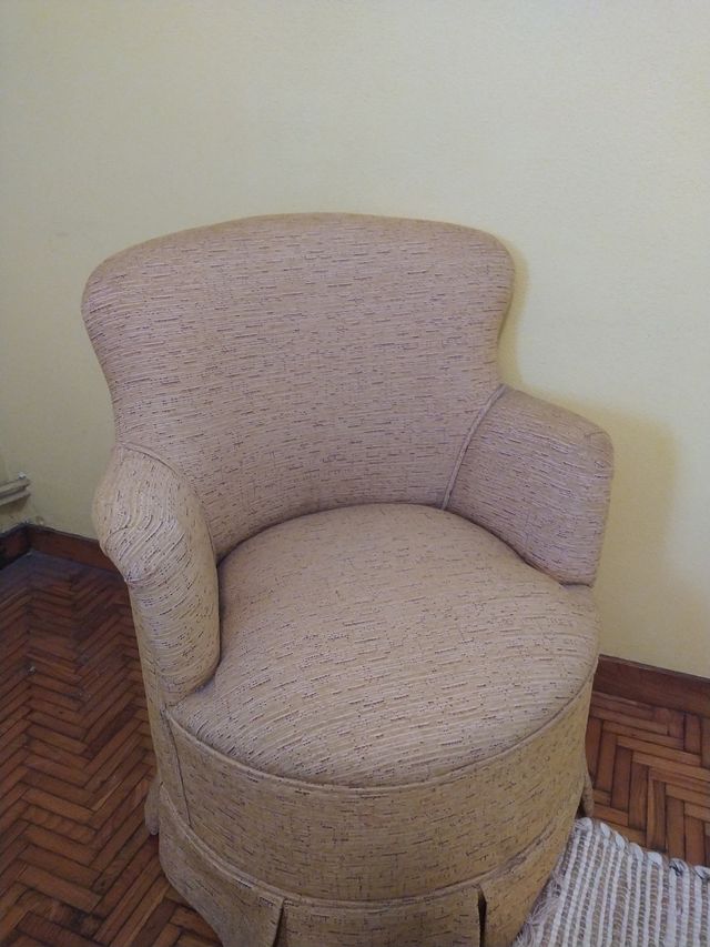 butaca descalzadora tapizada en amarillo